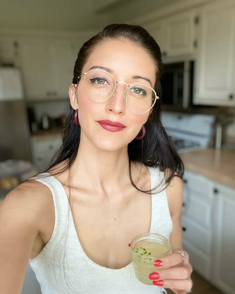 sarahbreck's tweet photo. I still “pre-game” in my mid 30s…. 
Only now it’s with sugar free potato vodka, homegrown basil and organic lime juice served in a mason jar😂
.
Raise your hand if your with me🙋🏻‍♀���
.
.
.
Earrings by @ambermarirae 
.
.
#homemadecocktails #potatovodka #momlife #midthirties #glasse… https://t.co/dTvanJu5eR