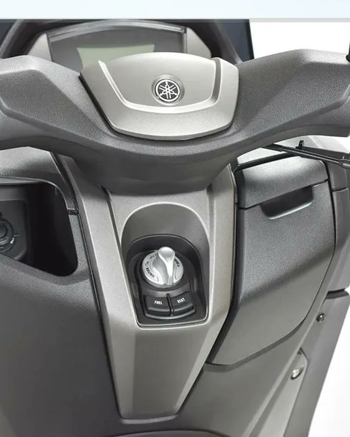 YAMAHAXOCHI's tweet photo. ⚠️ La Nueva #NMAX, es la primera scooter que se beneficia de la nueva unidad de control de comunicación Y-CONNECT, puedes acceder información técnica y de funcionamiento, ¡e incluso puedes encontrar el scooter con el localizador de estacionamiento de la aplicación! 📱

#Yamaha https://t.co/RT6dq6J7LT