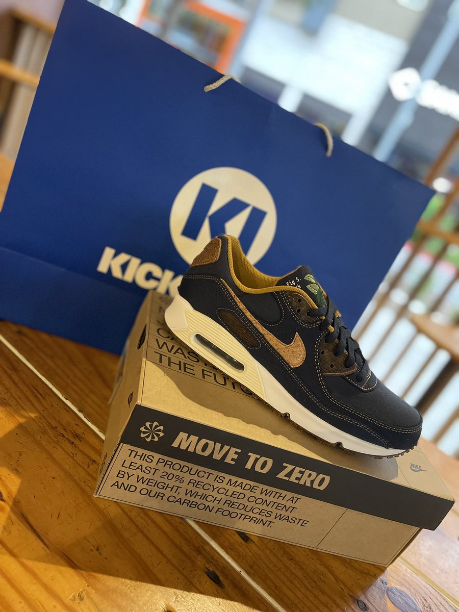 iAmAnt82's tweet photo. Had to cop. @KickingItATX 🔥🔥🔥
#Sneakerhead #AM90s #Corks https://t.co/BgVQ92KysD