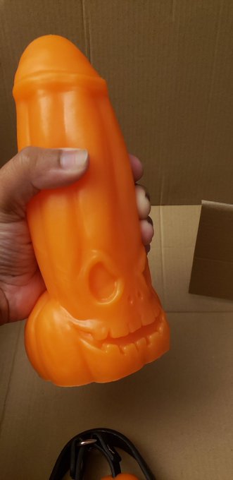 So happy to have this #Halloween set from @Geeky_Sex_Toys. Been wanting toys from them for a while now<a href="/tag/halloween"class="tags">#Halloween</a><a class="tags" target="_blank" title="On Twitter" href="/?out=eyJ0eXAiOiJKV1QiLCJhbGciOiJIUzUxMiJ9.eyJpYXQiOjE3MjY3NzAyNjAsImlzcyI6InR3cG9ybnN0YXJzLmNvbSIsIm5iZiI6MTcyNjc3MDI2MCwiZXhwIjoxNzU4MzA2MjYwLCJyZWRpcmVjdF91cmwiOiJodHRwczovL3R3aXR0ZXIuY29tL0dlZWt5X1NleF9Ub3lzIn0.Uzx-sQlS_PlVf51j2cZm7ppWwfTDU6bi695IwqZPNLszD05WdYLOjPznZiZm2mbanTKPkgkkOQCqDSxMYO8WEQ">@Geeky_Sex_Toys</a>