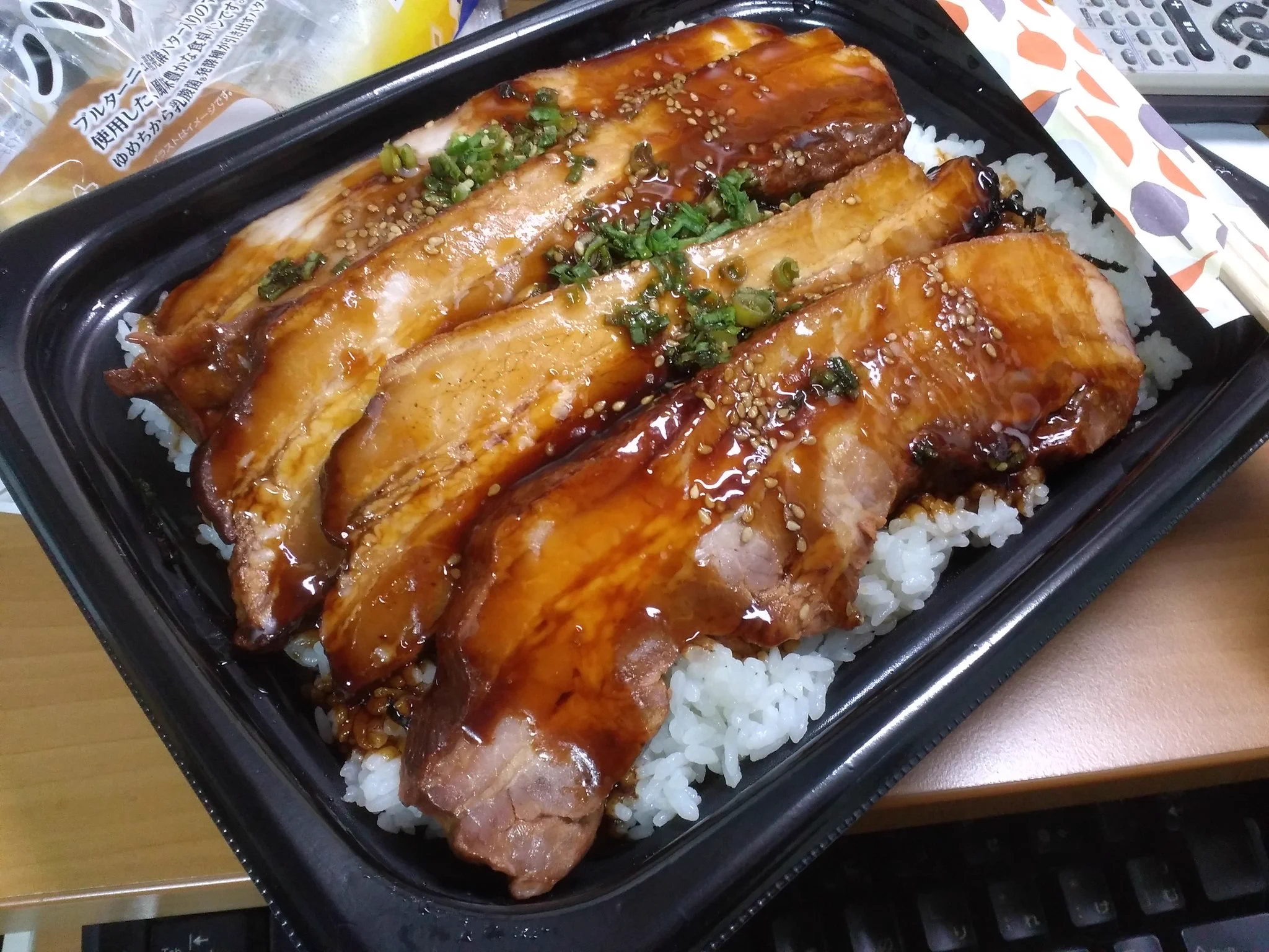 @siroyagi ロピアの角煮ドンがかわいく見える…… 