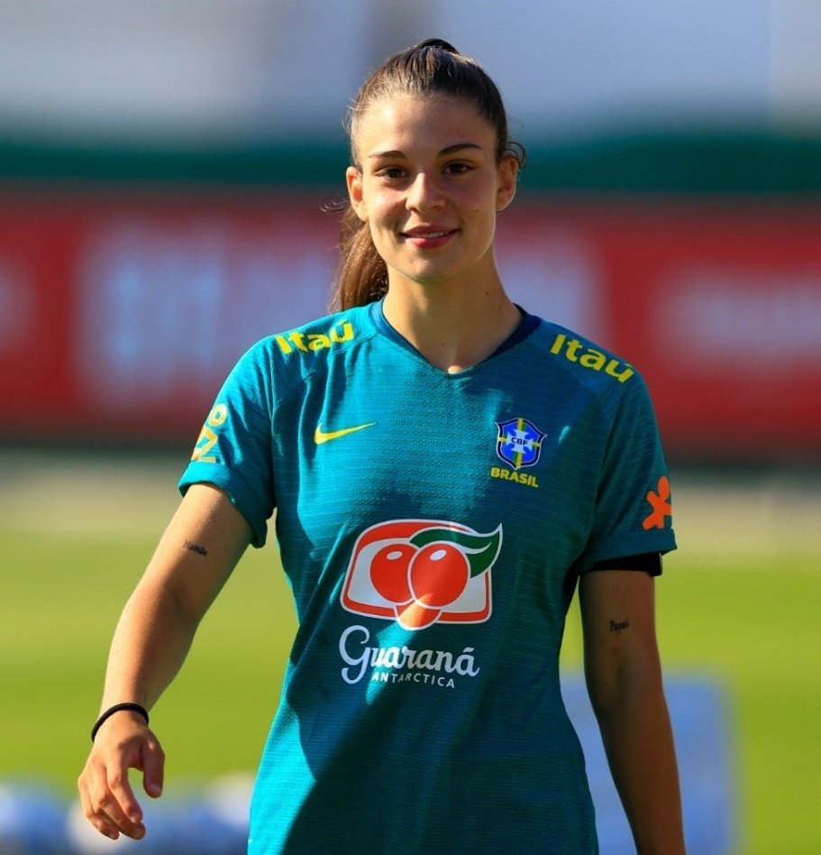 ga1bes's tweet image. vc é no máximo arrumadinha, bonita msm eh a atacante do Brasil...