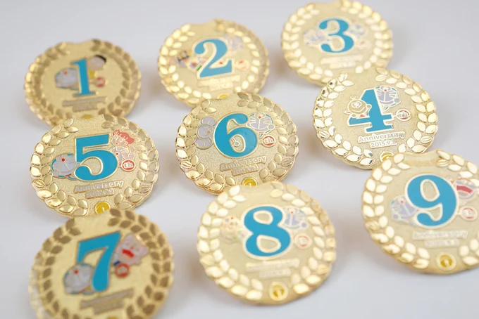 【受注締切:8/1(日)23:59】
藤子・F・不二雄ミュージアム オンラインストア限定発売!
【10th Anniversary PINS COLLECTION 2011.9.3-2021.9.3】
歴代1～9周年のロゴにFキャラクターをプラスした特別デザインのピンズと10周年ピンズがセットになったスペシャルな一品です!
https://t.co/uKiNgFXrhi 