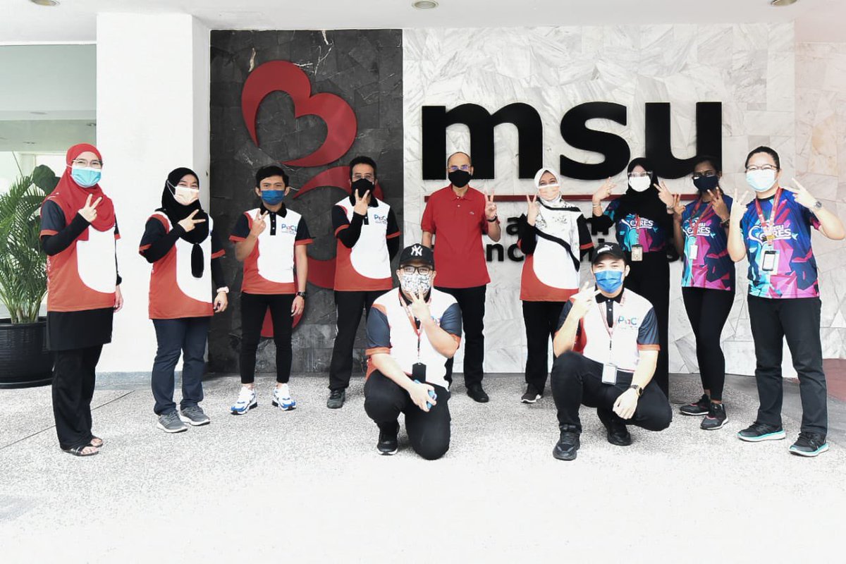 Proud of the commitment of #MSUCares staff & student volunteers as they reach out for community engagement activities to B40 families with cash & food as part of MSU #PaCE goals, to help those impacted by the #COVID19 pandemic. @YayasanMSU @MSUmalaysia @msumcmalaysia #MSUsdg