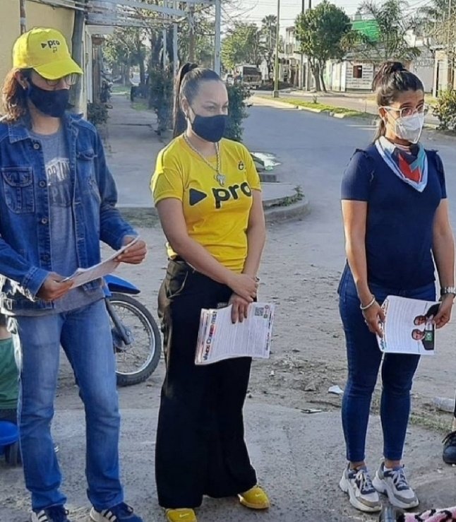 PIRELLITAMARA's tweet image. RECORRIDA B°DR. MONTAÑA | ACOMPAÑANDO A NUESTRA CANDIDATA A CONCEJAL @mercedesmestres.

👉 Acercamos las propuestas de @gustavovaldesok @tassanoeduardo a cada vecino. 

#protagonistas #lista64 @mercedesmestres @gustavovaldesok @tassanoeduardo 
@prolibertadctes 
@proargentina