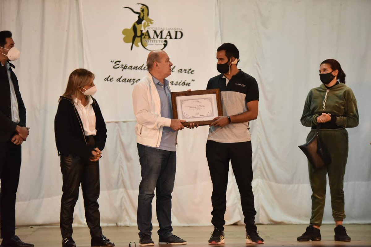gacanteros's tweet photo. Con @timo_abreo entregamos la distinción #HacedoresDelBienComún al Instituto Hamad y al Ballet Mainumby. Desde el arte se construye el respaldo a la labor comunitaria, profesional y humana aportando para una #Ciudad más inclusiva. #LaCiudadQueQueremos #EsAhora https://t.co/9mfmOAMIku