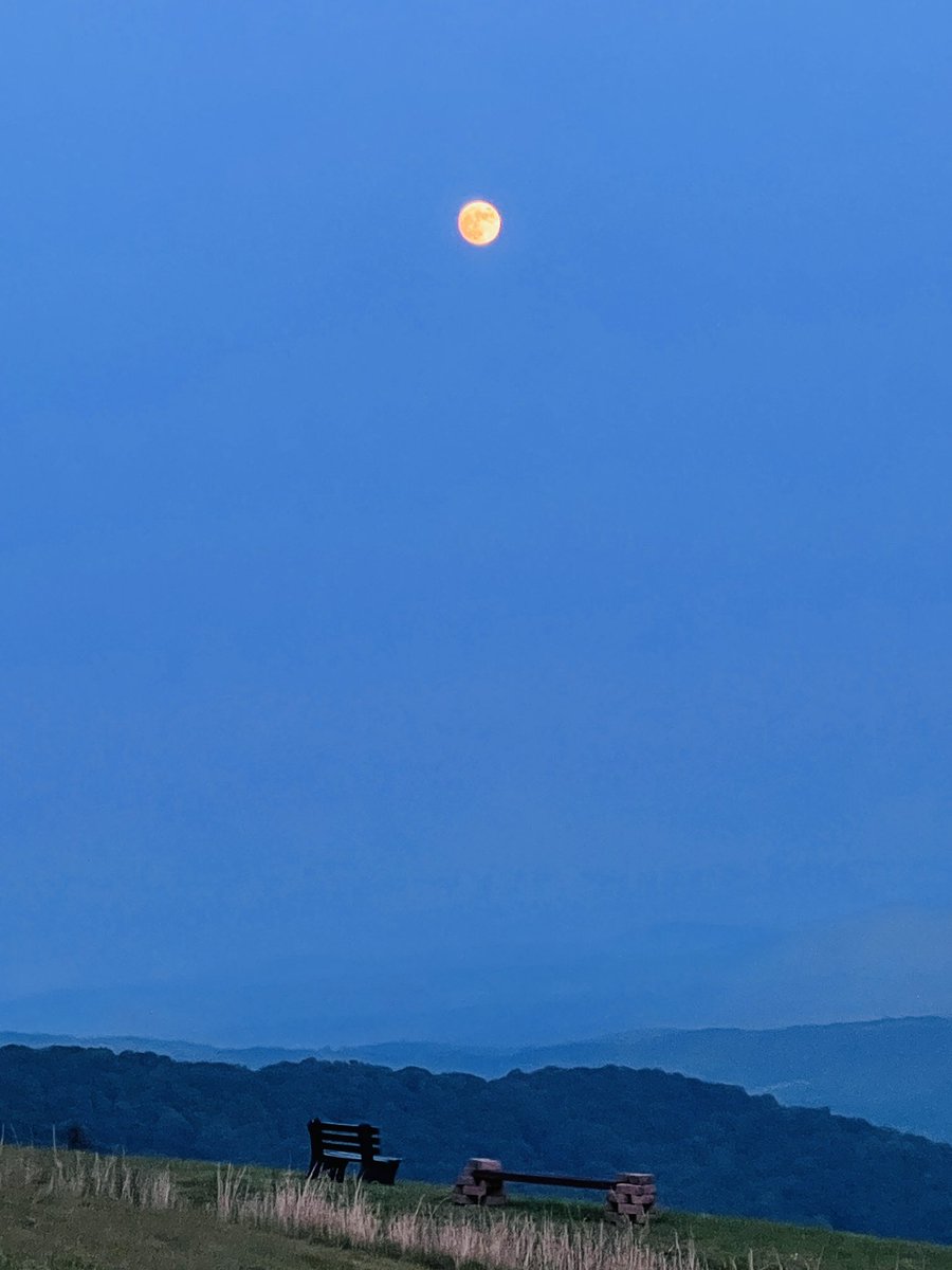 FancyGap's tweet photo. Outta the hot tub in time to see the almost full blood 🩸 Moon hovering over our benches and the bluest of blue ridges…👍👍❤️❤️ #bloodmoon #mountains #blueridgemountains #fancygap https://t.co/ZkyGweGJPw