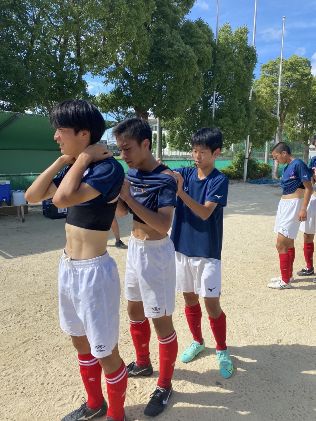 Knows ノウズ 公式 本日は京都産業大学附属高校サッカー部様から 装着の様子が届きました 名付けて蛇 スタイル ウェアの肩甲骨部分にデバイスを入れる為 この形だと 動作チェックや装着がやり易いですね Knows Knows計測中 ウェアラブル