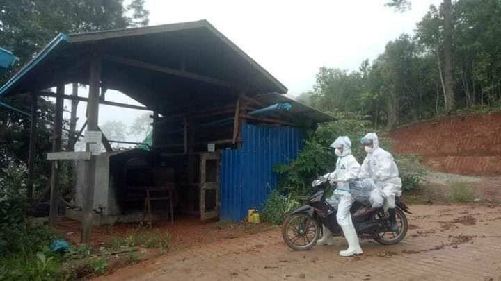 YuwaikhaingI's tweet photo. Residents from Mindat tsp, Chin state have been sending off the corpses to cemetery by motorcycles as hearses and ambulances are not sufficient. #WhatsHappeningInMyanmar #July22Coup #PrisonersWithCovid_NeedRx https://t.co/OEdDi8Eyfq https://t.co/b42cKSuYz1