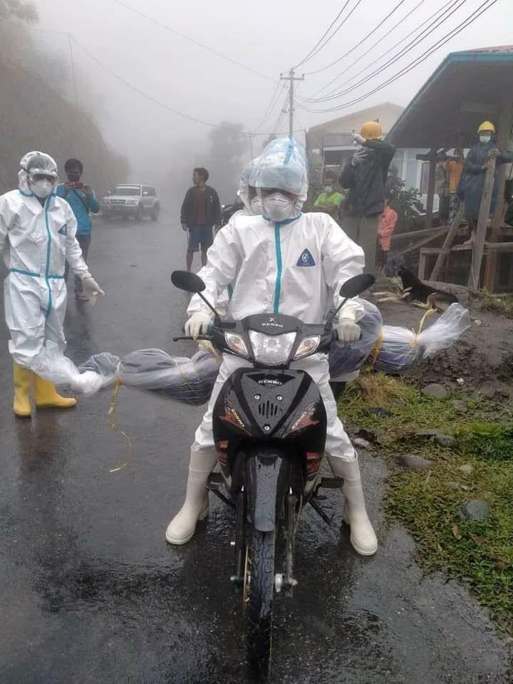 YuwaikhaingI's tweet photo. Residents from Mindat tsp, Chin state have been sending off the corpses to cemetery by motorcycles as hearses and ambulances are not sufficient. #WhatsHappeningInMyanmar #July22Coup #PrisonersWithCovid_NeedRx https://t.co/OEdDi8Eyfq https://t.co/b42cKSuYz1