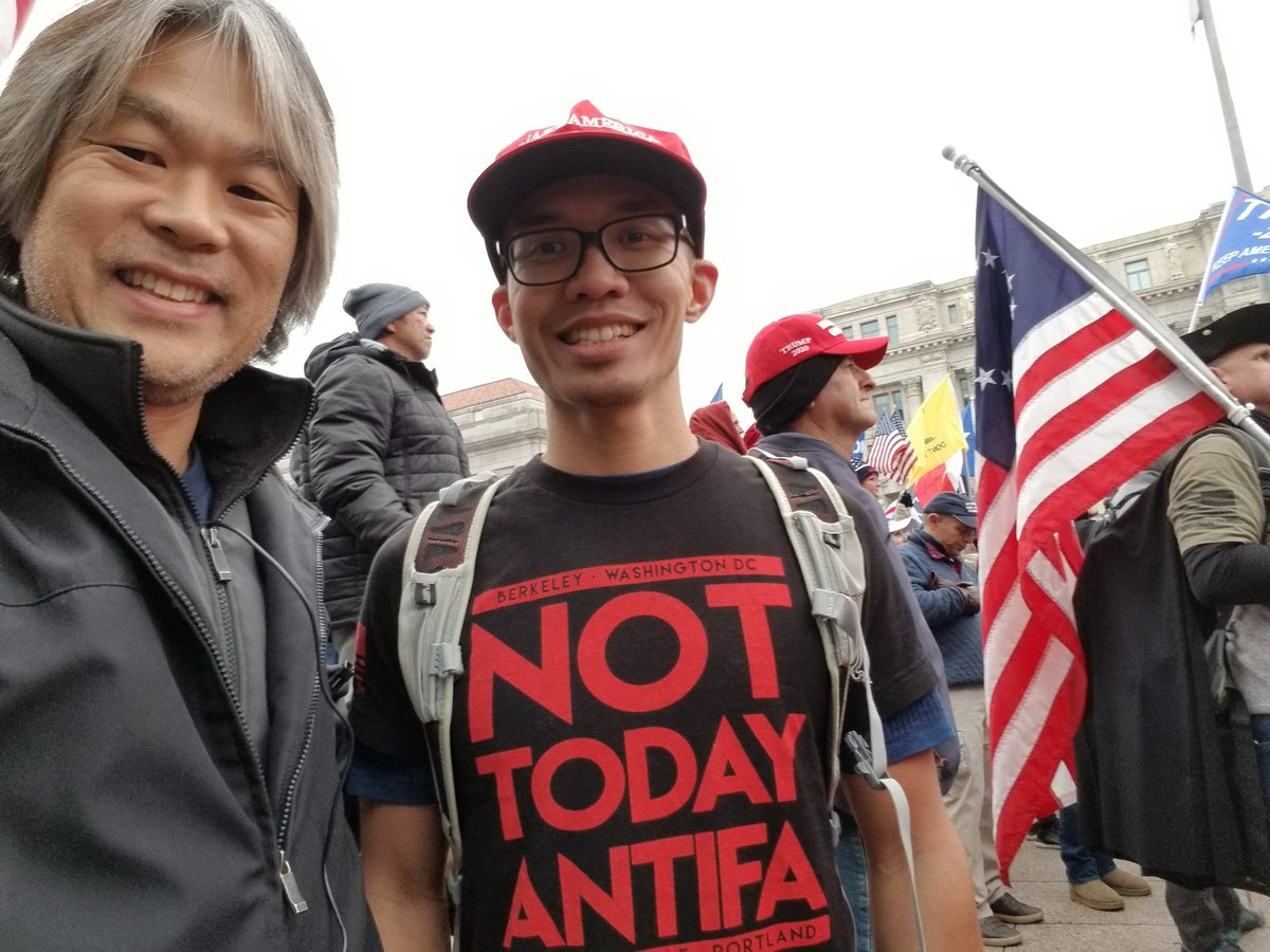 DianthaSol's tweet photo. A thread of detailed 1/6 descriptions & footage by extremist The Roof Kore*n, who continues to terrorize LA (see below)! Please suggest a hashtag for him & keep an eye out for more of him & friends (look familiar?) at the Capitol. Please add other hashtags you spot in replies.
1/ https://t.co/Ecfq1Brhh3