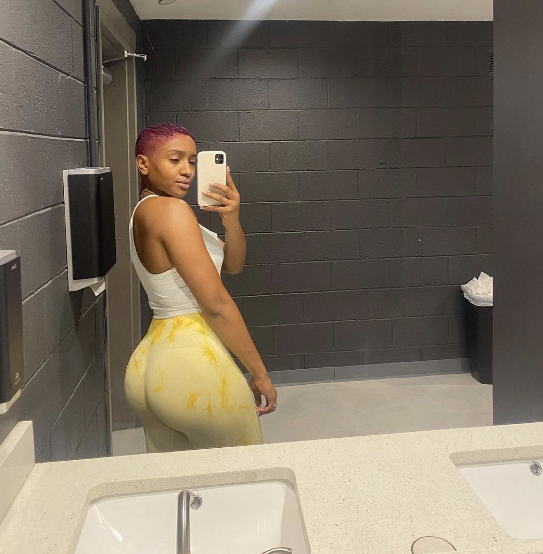 prncssannie's tweet photo. Idk who needs to see this but My favorite scrunch butt leggings restock tomorrow from my brand. Tell someone. Comes in 4 colors :)
https://t.co/Yg06cOEng7 
IG @parkerbypayton https://t.co/viu9dt7z7i