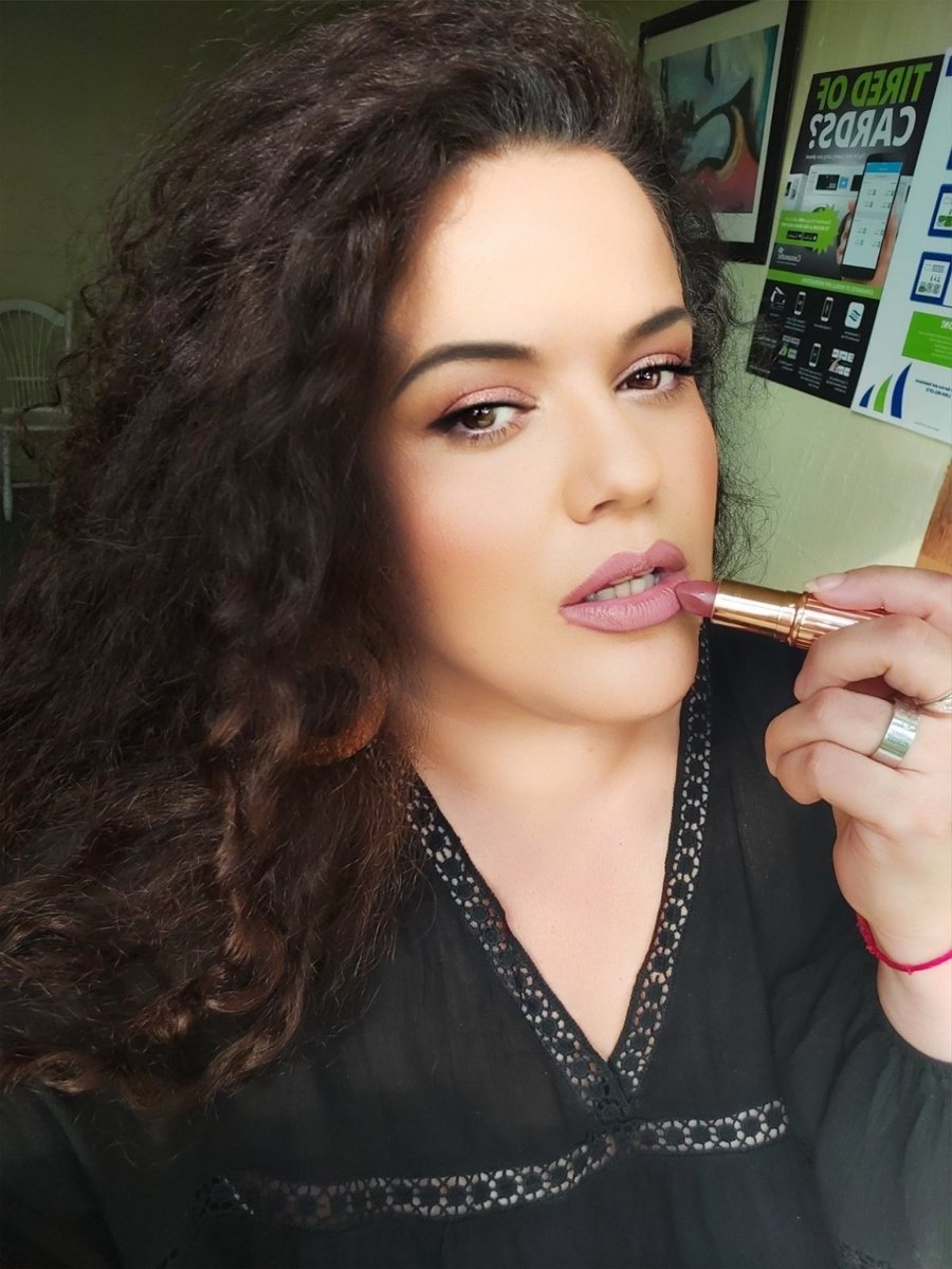 BeautyTls's tweet photo. @CTilburyMakeup Pillow talk lipstick and lip liner in 2 Medium, Cheek and Chic Pillow talk blush Intense, @elfcosmetics brow pencil in Dark Brown, @hudabeauty foundation in Amaretti https://t.co/qg7kGoI6tf