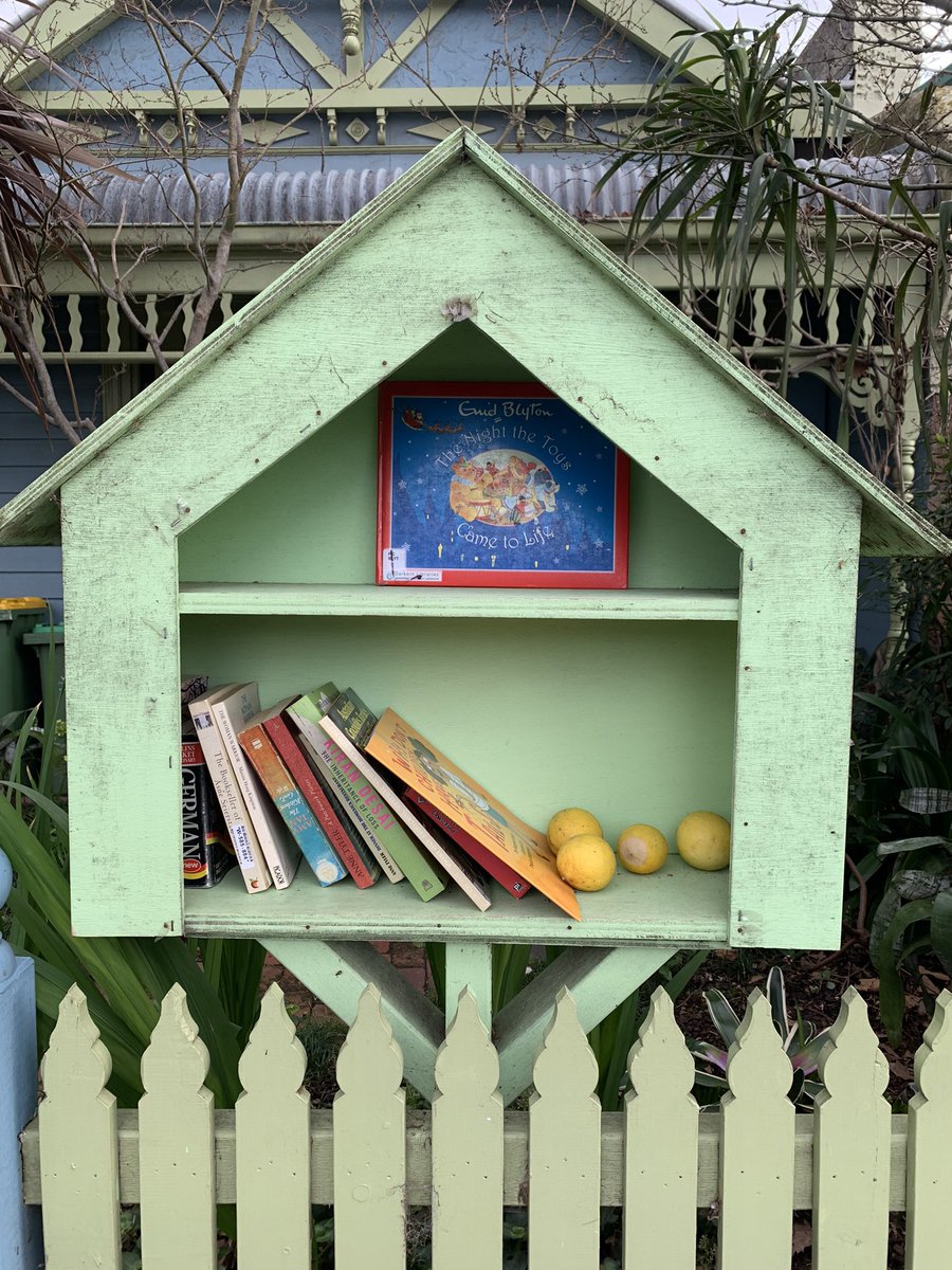 I passed so many cute street libraries on my morning walk (coffee run) today. I love Melbourne! 🥰