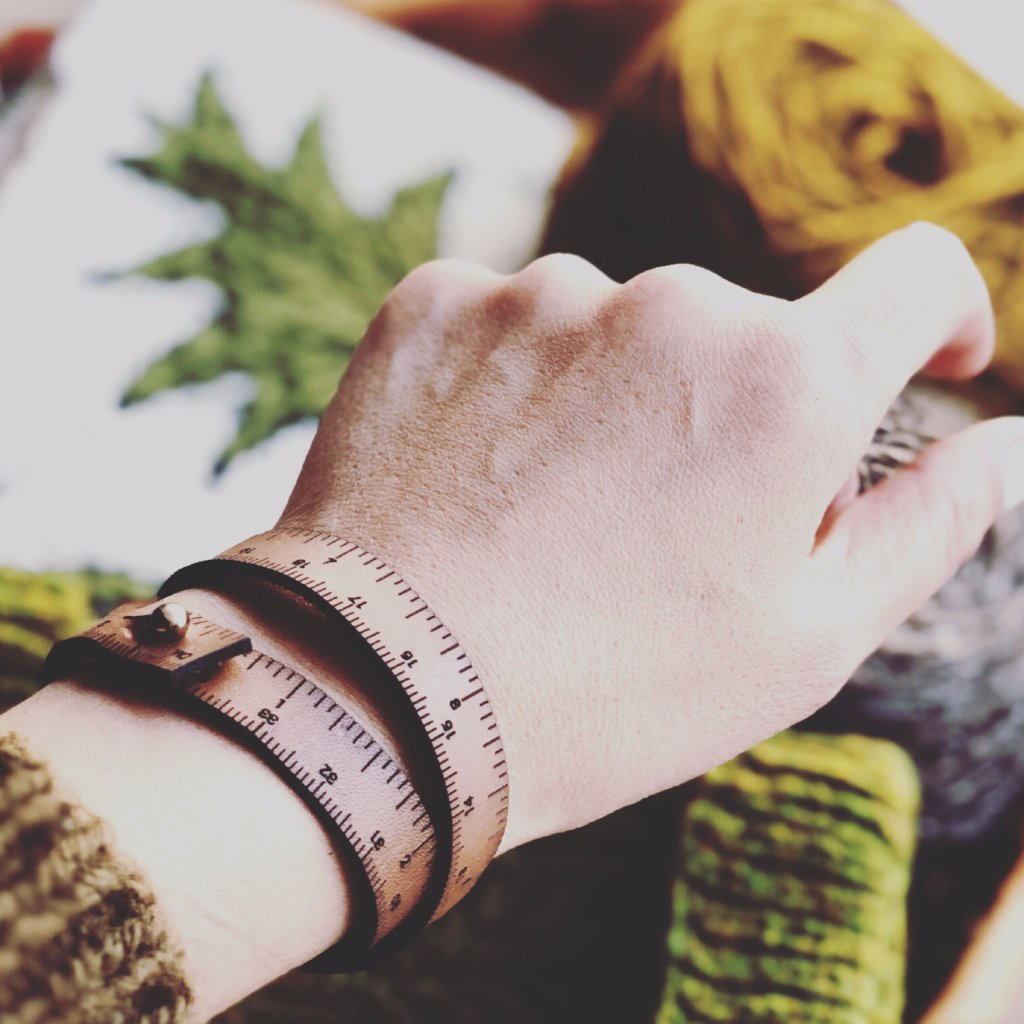 ブレスレットとしても可愛くて、長さを測りたい時にはメジャーとしても使えるILOVEHANDLESのLeather Wrist Ruler。可愛い色が揃っているので、お気に入りを見つけて下さいね。
@ilvhndls

検索ワード：Wrist ruler
オンラ