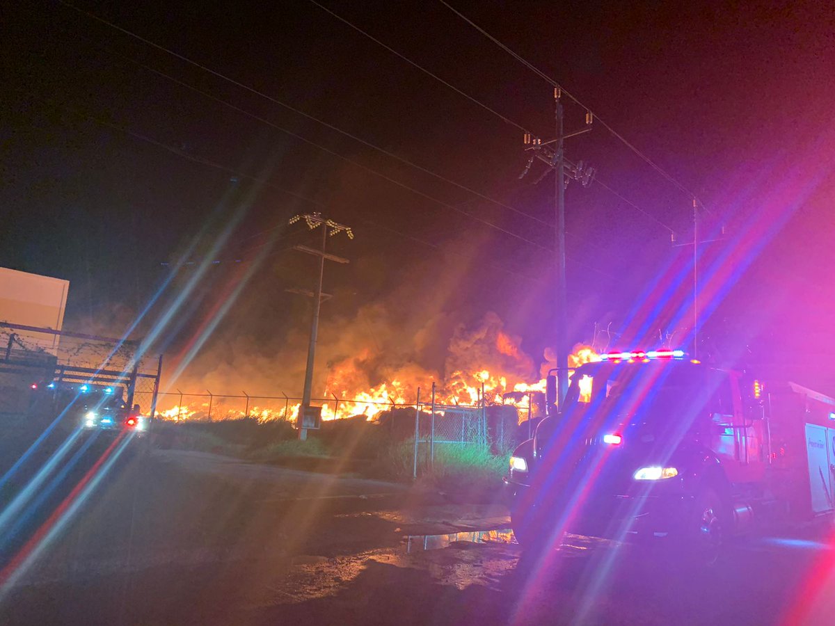 Grupo_TitanAC's tweet photo. #GrupoTitan y #BomberosReynosa atienden reporte de incendio en nave maquiladora. Parque Reynosa. Acude #PCRegional, #BomberosRioBravo. Precauciones. https://t.co/w6cwU1BYPz