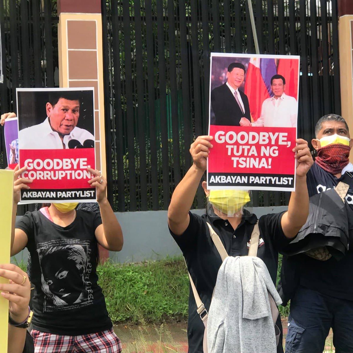 News5PH's tweet photo. "GOODBYE, DUTERTE!"

Ito ang mensahe ng grupong Akbayan sa kanilang pre-SONA protest sa kahabaan ng Commonwealth Avenue sa Quezon City.

📸: Akbayan Party-list https://t.co/PXj8j9Kcop