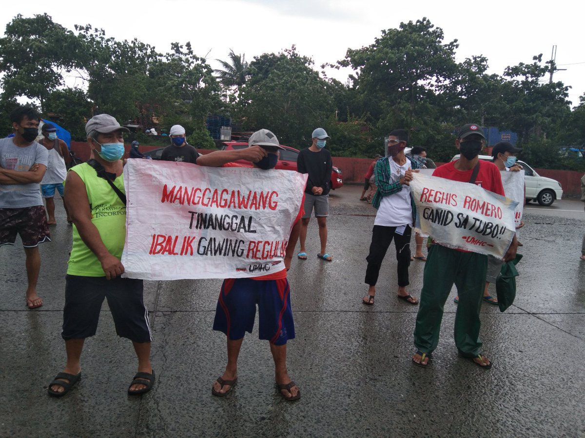 AnakbayanMNL's tweet photo. Tatlong araw bago ang SONA, naglunsad ng kilos-protesta ang manggagawa ng Unyon ng Manggagawa sa Harbour Centre upang ipaglaban ang regularisasyon at ang pagbalik nila sa trabaho matapos sila iligal na tanggalin noong Jan 2020.

https://t.co/PHQZWGOg4T

#ENDOterte
#DuterteWakasan https://t.co/QVigIzTeaa