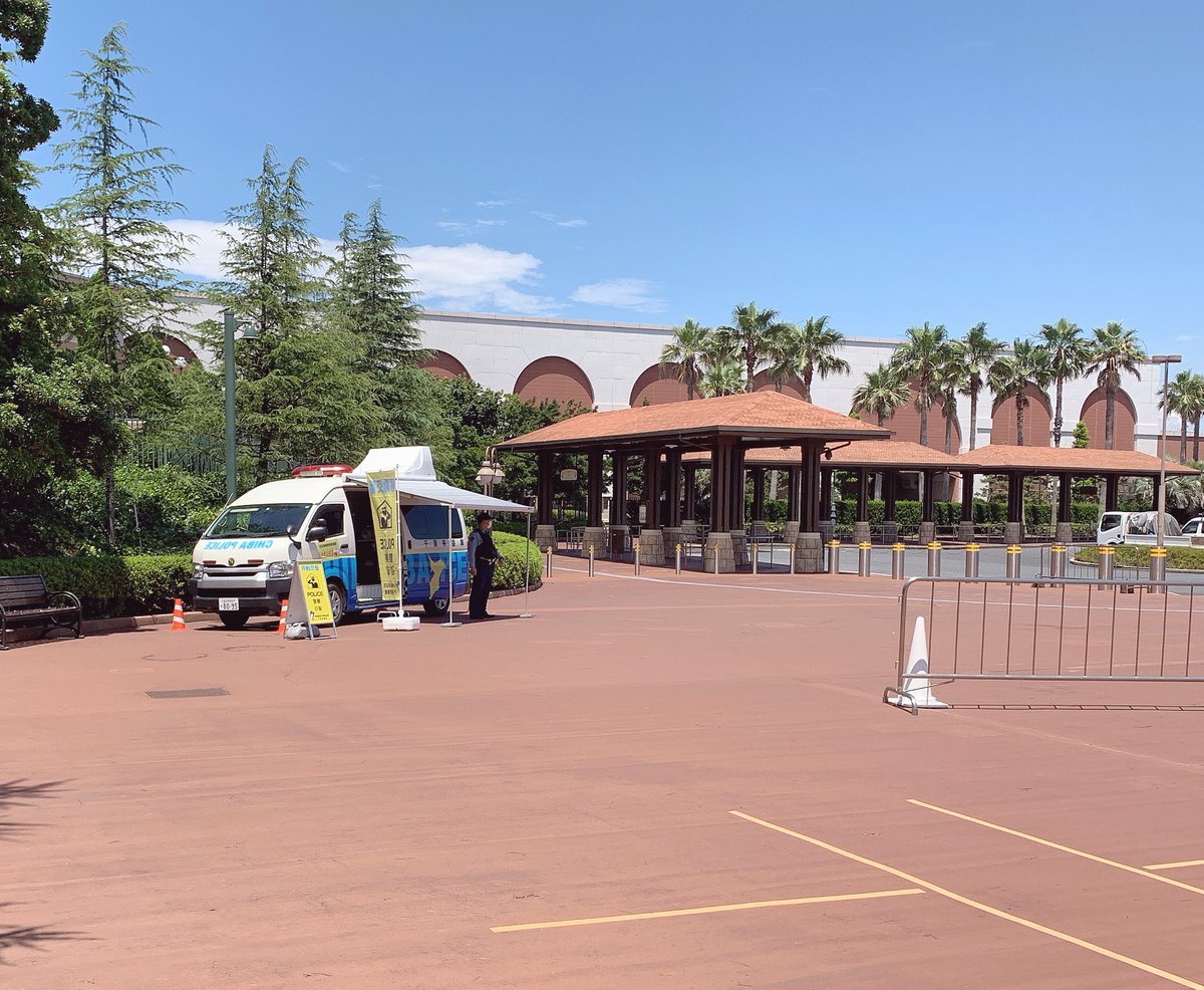 東京ディズニーリゾート好き 21年7月23日東京ディズニーシーエントランスノース側のバス乗り場付近です こちらにも移動交番がありました 数名の警察官も見回りをしていました 暑い中ご苦労様です Tdr周辺 Tdr Tds 移動交番