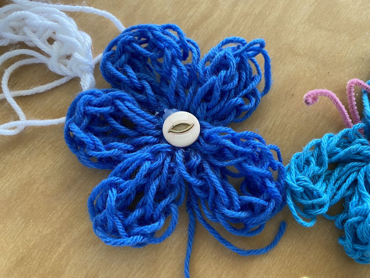 mmedare's tweet photo. Ss are learning some new skills and working with a variety of materials during #summersession @SD41marlborough #fingerknitting https://t.co/edtPIG8tda