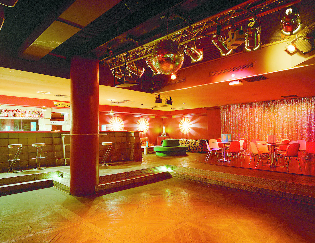 mucbook's tweet image. 70 Jahre Clubkultur – diese Ausstellung zeigt das Münchner Nachtleben von seinen wilden und besten Seiten - tinyurl.com/yj8jrqzd #mstmnachts