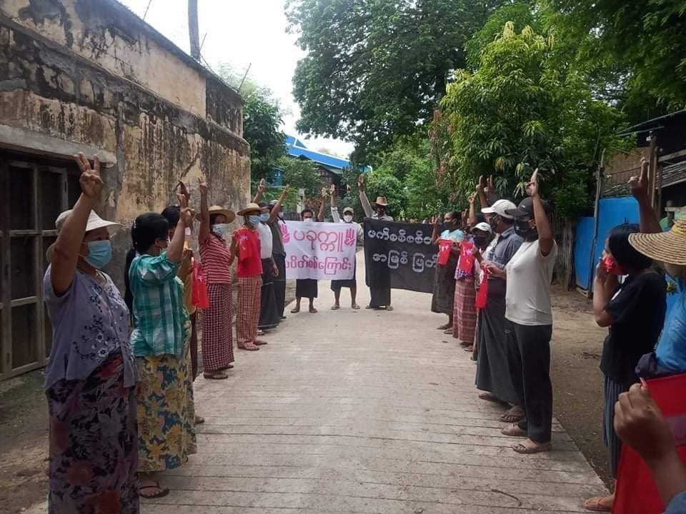 Locals of Pakokku, Magway staged a protest against Genocidal Military by chanting slogans &amp; raising three-fingers salute sign. #ICJ_BringSACToJustice #July23Coup  #WhatsHappeningInMyanmar