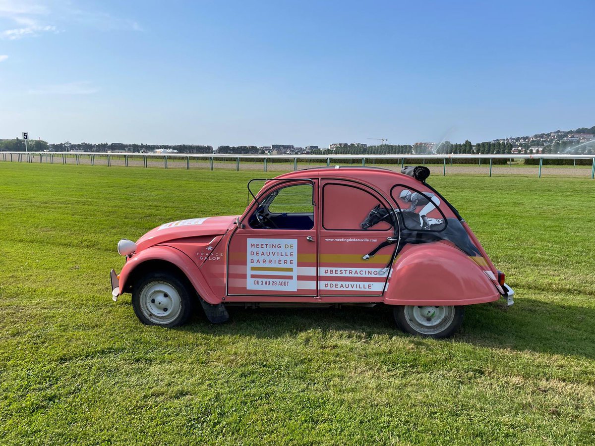 📆 J-10 avant l'ouverture du Meeting de Deauville Barrière ! Tout le monde se prépare à vous accueillir et même la 2CV ! Il se pourrait que vous puissiez la croiser dans les rues de Deauville 👀, n'hésitez pas à nous identifier sur vos photos 📸 #Deauville #BestRacing