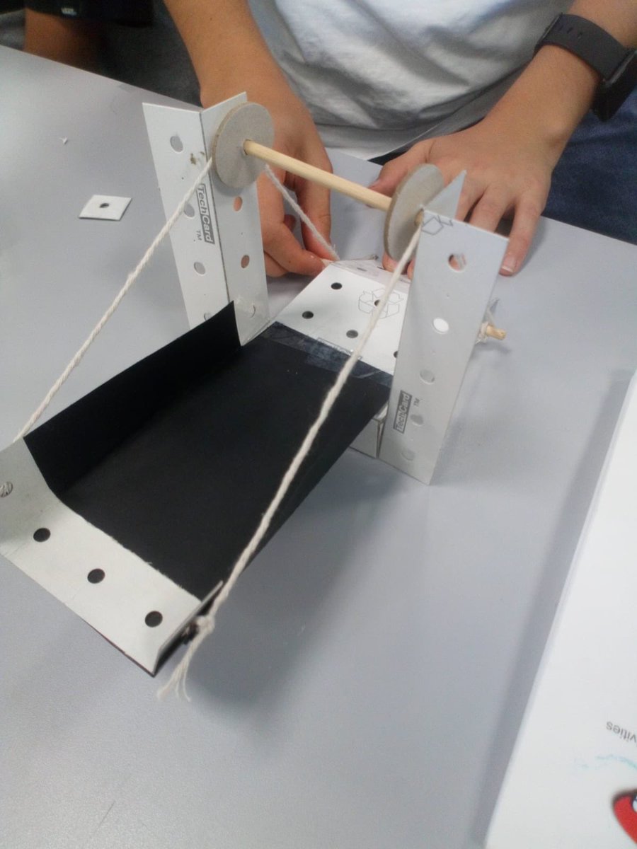 #Science 🥽: during the last week of our summer course “Anyone4science” the students have been working on pneumatic trucks, operation of the tipper function and on the “Oxo cube challenge” (launching and catching an oxo cube). Fantastic work everyone!