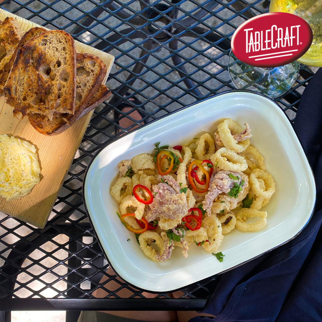 tablecraftEU's tweet image. Outdoor dining doesn&apos;t get easier with our Enamelware Collection in creamy white. It&apos;s super-durable and classic.
Order the 18 oz Serving Pan (80013) now, calamari not included. 

#EnamelwareCollection
#OutdoorDining
#PatioSeason