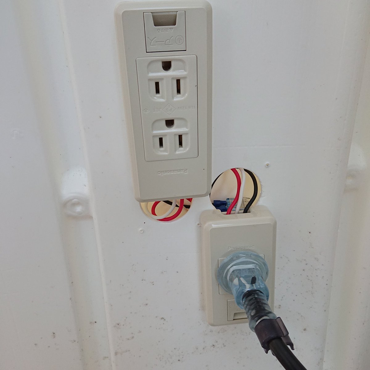 MeturboF's tweet photo. 元の穴が小さく、埋め込みソケットを使うことは断念した。不恰好だが電源がなくては仕方がない。 https://t.co/Ou89rshOuH