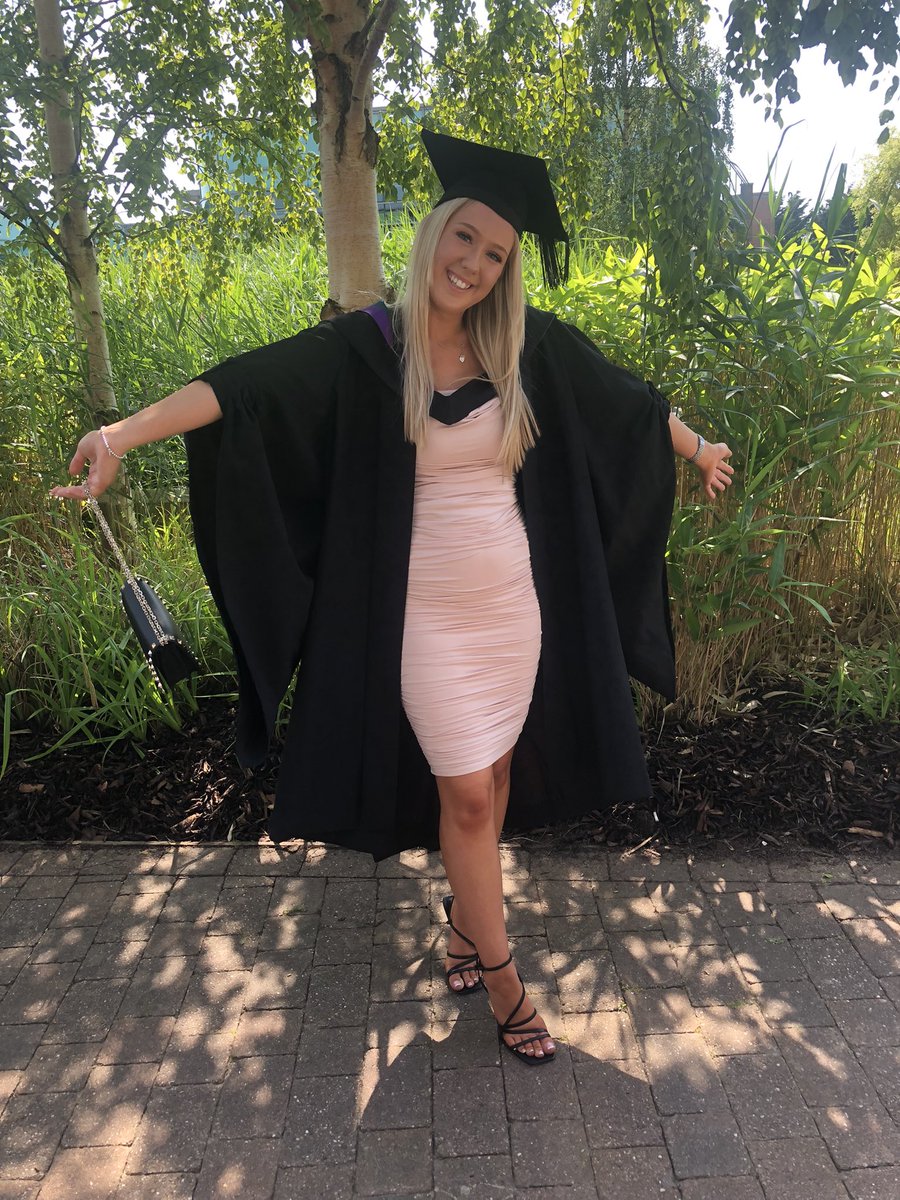 MissOldknow's tweet photo. Officially Miss Oldknow🎓😆 https://t.co/OJt3ii5D7b