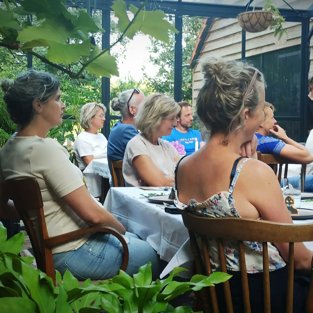 Mag je jezelf verrijken terwijl je werkt voor het goede doel? Lekker luchtig gespreksonderwerp voor 
een zwoele zomeravond, dachten wij.😌 Op zoek naar antwoorden, maar naar huis met misschien wel nog meer stof tot nadenken.🧠
In oktober weer een avondje UIT/AAN! Kom je ook?