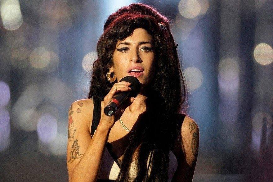 elmusicfeelings's tweet photo. Il ya 10 ans, nous perdions une des artistes les plus singulières et vraies des années 2010's. Sa discographie bien que succincte reste iconique, et toujours très actuelle, parce qu'elle avait capacité de se raconter, et de toucher, qui se fait rare.
#AmyWinehouse
Votre préférée? https://t.co/fdflkKff4C