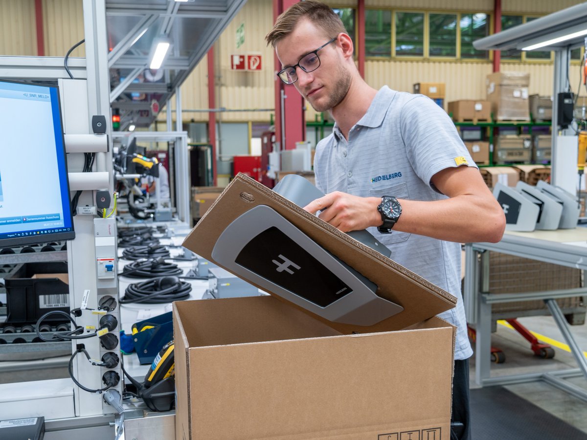 Heidelberg_IR's tweet photo. CEO Rainer Hundsdörfer: "Unser Programm wirkt und wir haben die Kosten im Griff. So konnten und können wir wie geplant Einsparungen realisieren und unsere Gewinnschwelle weiter absenken. Der Kapitalmarkt honoriert unsere Ausrichtung und die positive Entwicklungen bei #Emobility." https://t.co/b37qd8uWBR