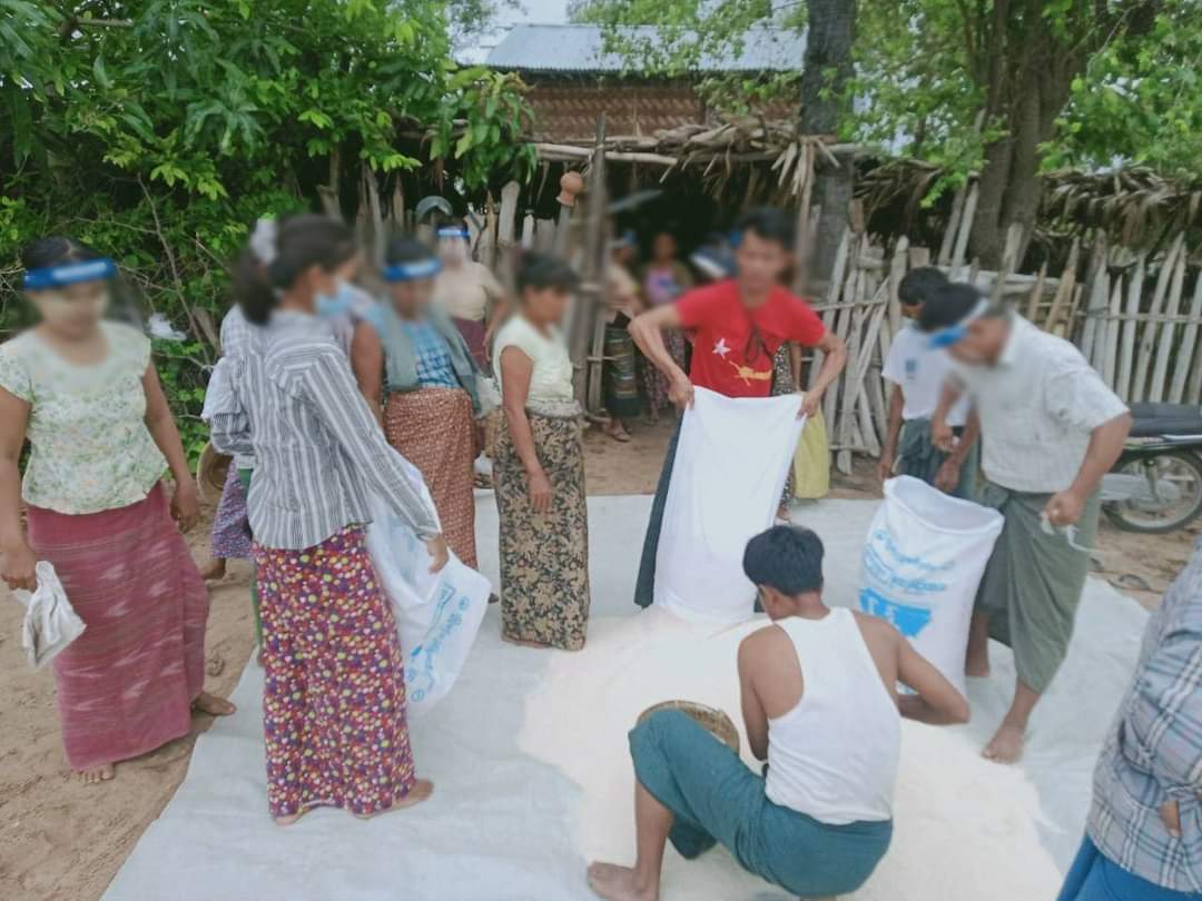 sggrvlyouth's tweet photo. In the morning of July 23, a rural group donated 4 bags of rice, 50 bags of oil and 6 chickens to 30 households in Kya Kan village, west of #KyarKan village, Magway Region, during the COVID-19 period.

#ICJ_BringSACToJustice
#July23Coup 
#WhatsHappeningInMyanmar https://t.co/yJwYpNcm7N