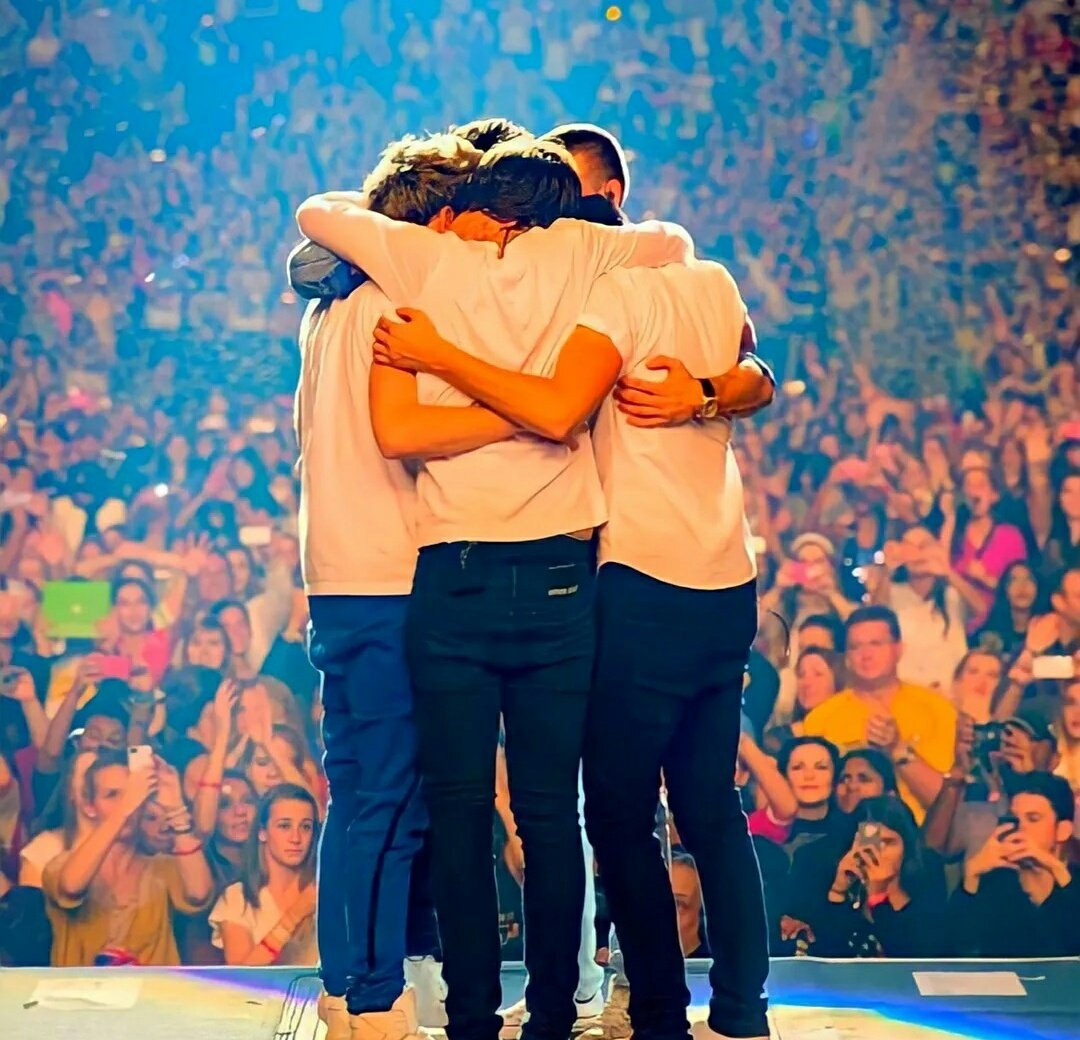 _eclipsrz's tweet image. FELIZ ANIVERSARIO ❤️💙💛💚🇨🇮✨ #Happy11YearsOneDirection