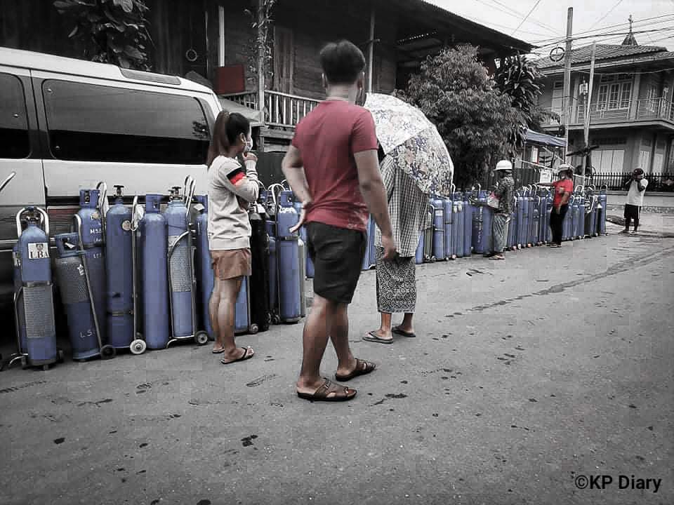 It has been raining in #Kalemyo this morning, but waiting in front of the "Zawlbuk"Social Welfare Association since 3 am for oxygen.

#ICJ_BringSACToJustice
#July23Coup 
#WhatsHappeningInMyanmar