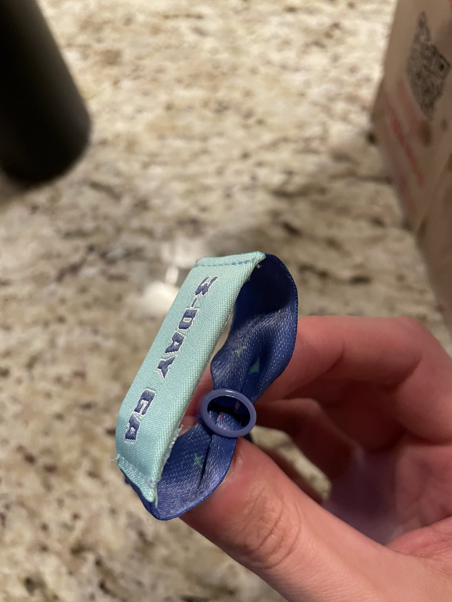 MGSamuelBooks's tweet photo. @RollingLoud My friend tightened his wristband too tight, he bought it from vividseats. Are you still able to replace it at willcall? https://t.co/6aBgi16MUM