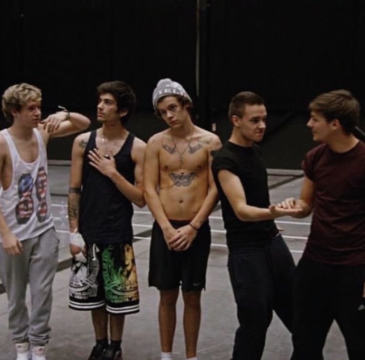goldenbcof1D's tweet photo. You know the boyband of my time? One Direction? they just had fun they’re just normal guys but terrible, terrible dancers!
#11YearsOfOneDirection https://t.co/jtePG6GGEd