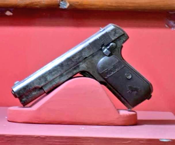 SukirtiMadhav's tweet photo. If ever you get a chance to visit Prayagraj, do visit the museum located at Azad park. Here, you can witness this historic 32 Auto Colt Pistol of Chandrashekhar Azad &amp; refresh the memory of his struggle and resolve. 
Paying Homage to Chandrashekhar Azad on his birth anniversary💐 https://t.co/2WsFpwUCKq