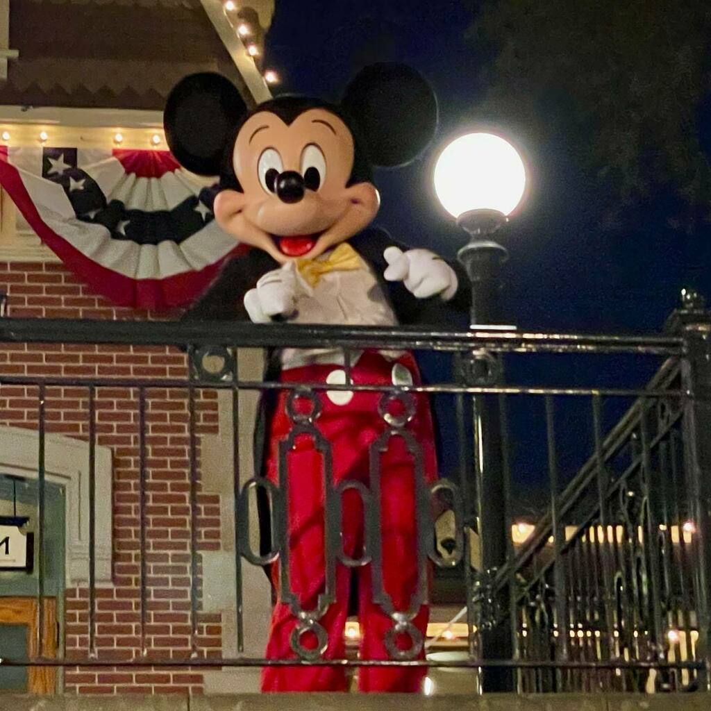 INTERCOT's tweet photo. Night time stroll. /mm @disneyland  #intercot #disneyland https://t.co/SAeB3Fhx9O https://t.co/8kJnJoTLW0