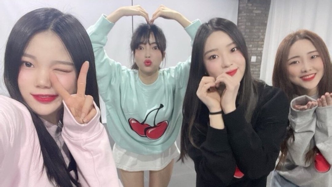 Harin gifted Yunji some Chanel items for her birthday, Yeryung some Versace make-up and Jinhee a necklace! I'm starting to think this girls are richㅋㅋㅋ #러스티