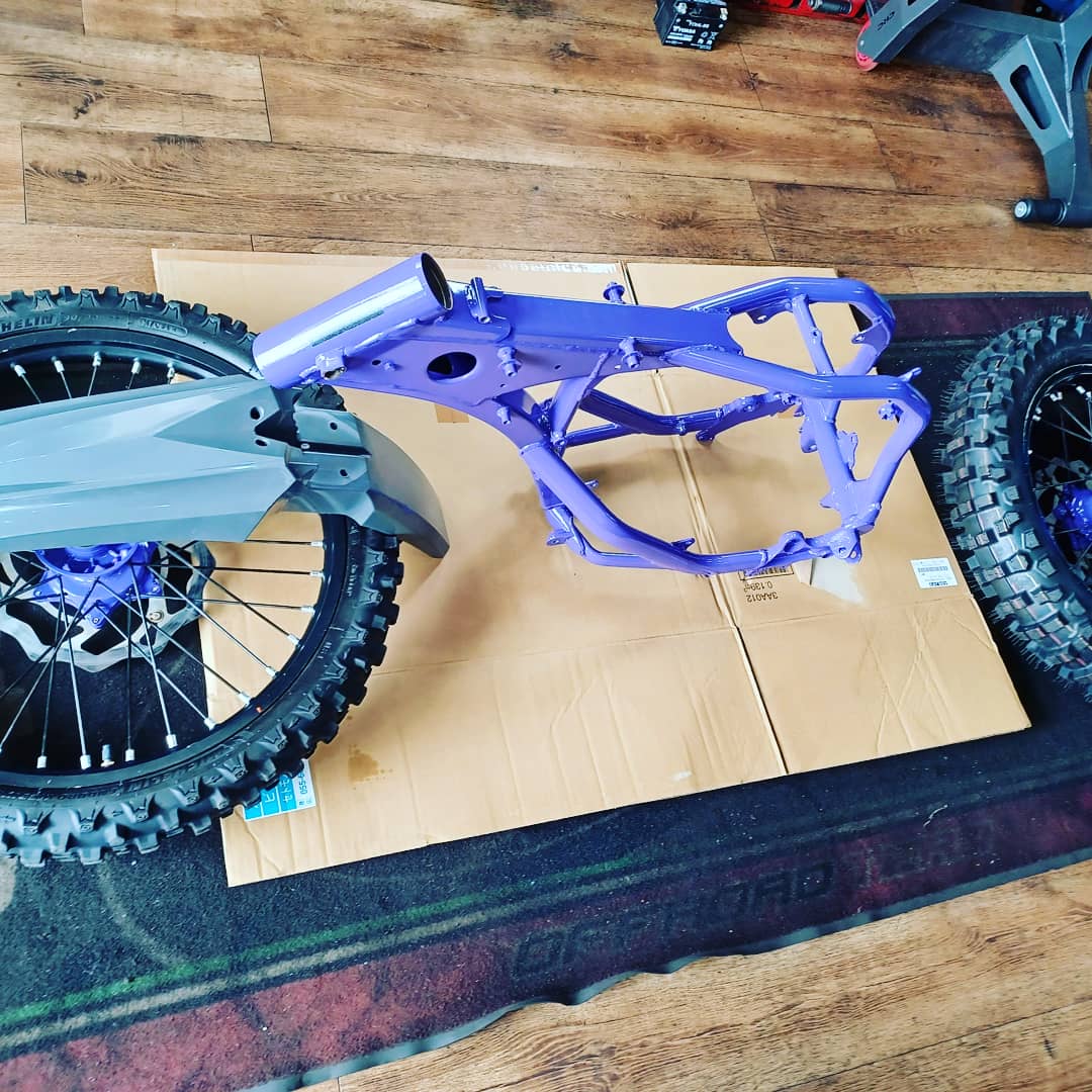 lightning_jyo's tweet photo. パウダーコート塗装！続編

車両はbeta RR2T250

完成！

#バイクショップライトニング
#beta
#RR4T
#RR2T
#パウダーコート
#紫
#エンデューロ
#鹿児島
#君はロックなんか行かない
#連れていきます https://t.co/RrMzUPdEds
