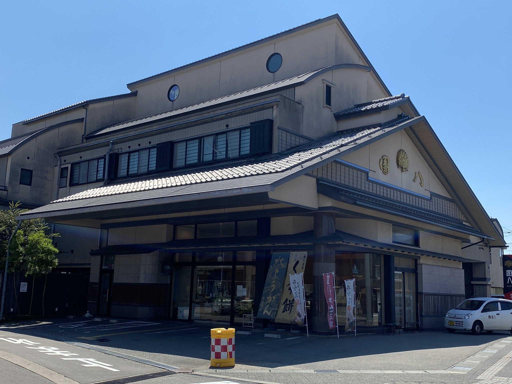 ちゃたろう お気楽な製造業派遣 圓八本店 石川県白山市成町 Jr松任駅徒歩10分 あんころ餅で有名 金沢駅などで お土産として売られています あんころソフトクリーム 450円 カワイイあんころ2個がアクセントで口の中でとろける ソフトクリームの中
