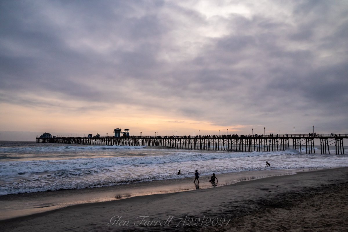 gefarrell's tweet image. Just before sunset tonight in Oceanside.  Not much sun. Lots of folks enjoying the beach.  It did feel good to walk on the pier this evening.   #oceanside #oceansidepier