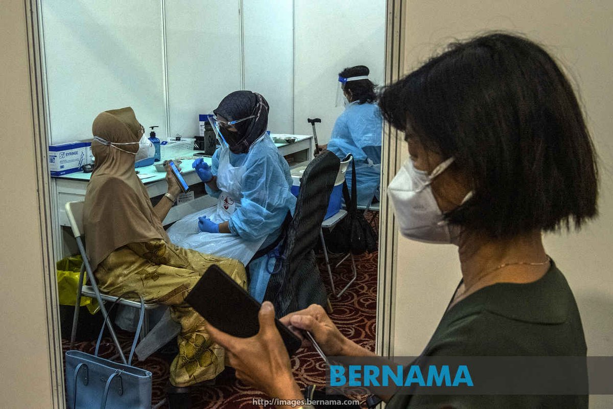 bernamadotcom's tweet photo. Penerima vaksin dibenar ambil video suntikan mereka, jururawat perlu tunjuk picagari - @Khairykj @JKJAVMY https://t.co/ARAVc1lvLP