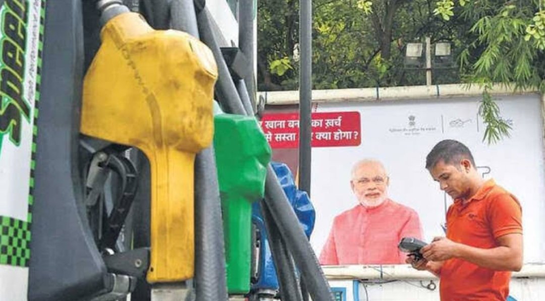 BhuppiBhai2's tweet photo. पेट्रोलियम मंत्री जी कृपया करके पेट्रोल पम्पो से मोदी जी की फ़ोटो हटवा दो।आधा खून तो पेट्रोल डलवाते समय खत्म हो जाता है और आधा चलते वक्त मोदी जी की फ़ोटो को देखकर।।
@dpradhanbjp @HardeepSPuri @priyankagandhi @JitendraBaghel_ @RahulGandhi https://t.co/q0tIlKeiq8