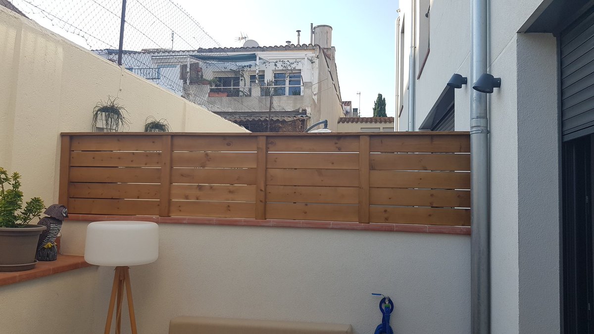 Valla con pilares ranurados, formada por pilares de 70x70 mm. y listones de  115x17 mm. Valla perfecta para separación de casas adosadas, con la misma  visión por los dos lados. Con protección, image size:1200x675