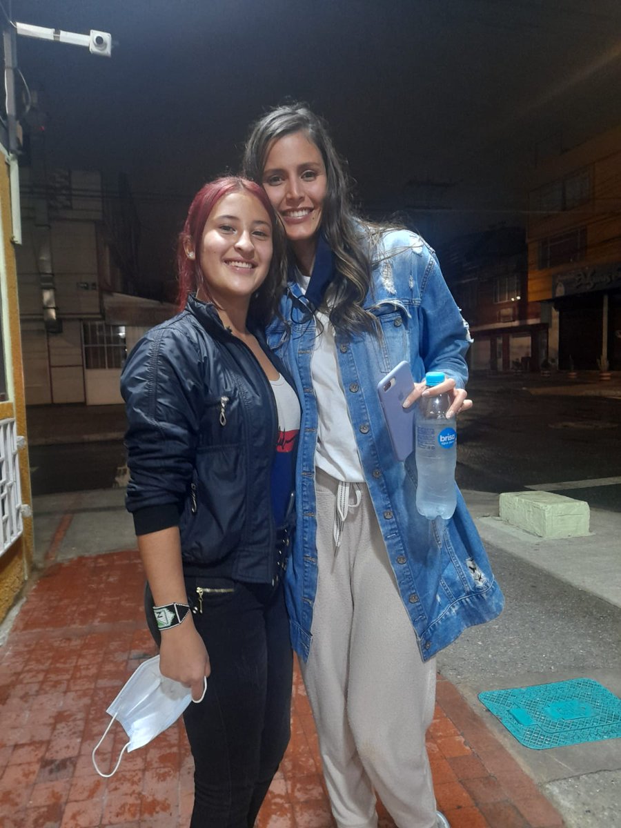 Lorena99726785's tweet image. Me encanto conocerte hoy daniela soy tu fan #1te mando muchos abrazos y espero verte pronto otra vez 😘