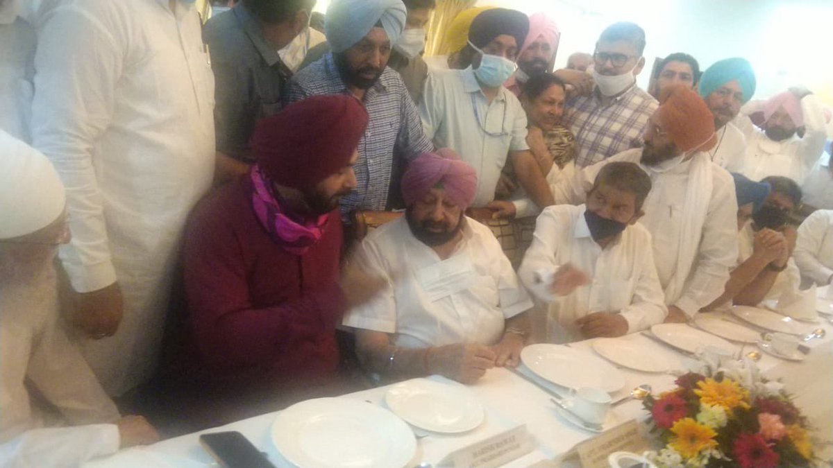 Raveen64's tweet photo. Ahead of his swearing-in as new @INCPunjab president, @sherryontopp meets CM @capt_amarinder during the tea hosted by the latter. Flanking the CM is @harishrawatcmuk https://t.co/NLtNlhMgs3